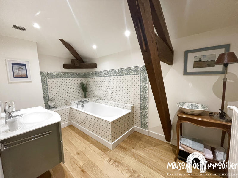 Maison - 233 m² - 9 pièces