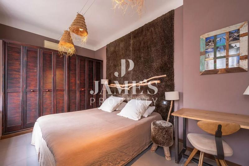 Maison - 330 m² - 8 pièces