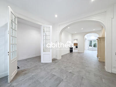 Maison - 205 m² - 9 pièces