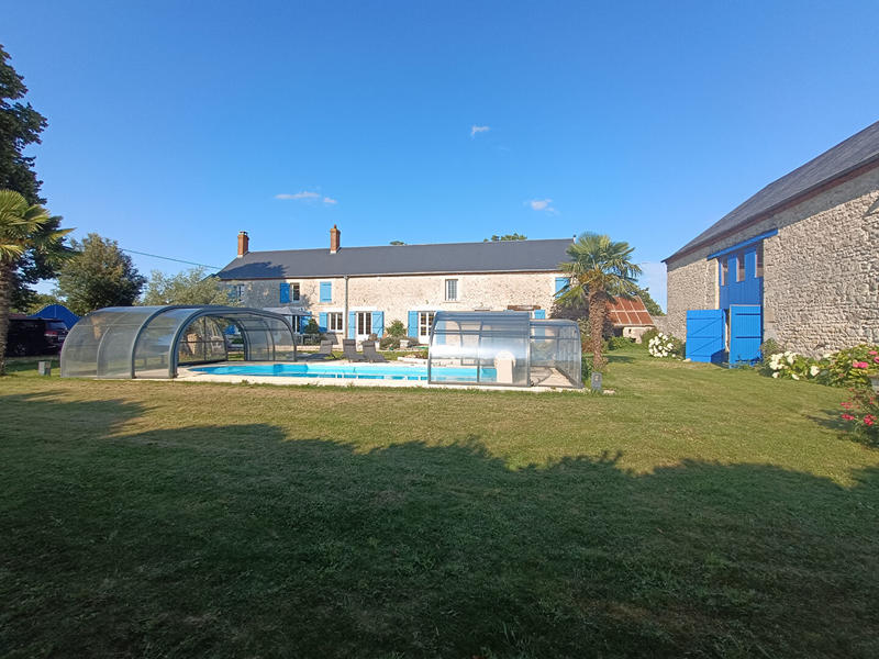 Maison - 280 m² - 9 pièces