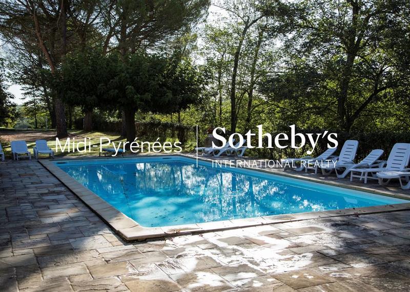 Maison - 1 200 m² - 12 pièces