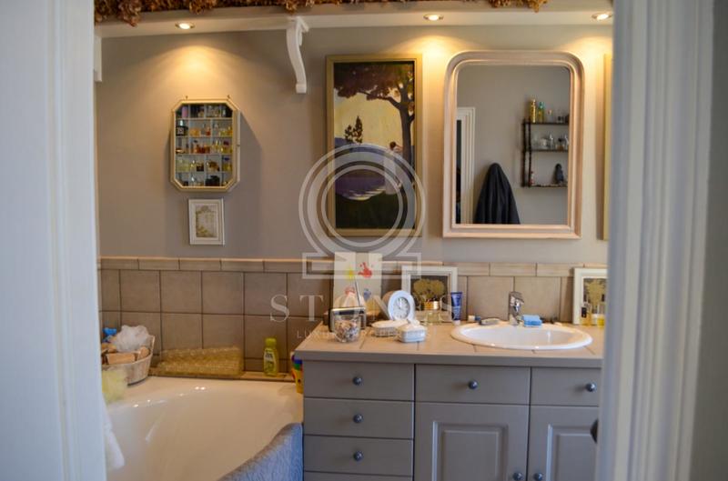 Maison - 240 m² - 12 pièces