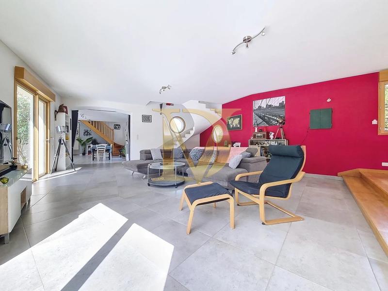 Maison - 245 m² - 11 pièces