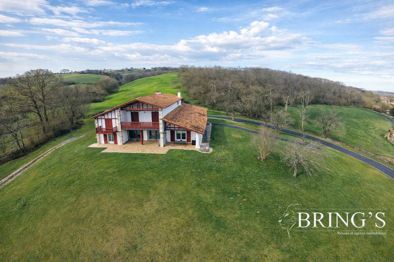 Maison - 515 m² - 9 pièces