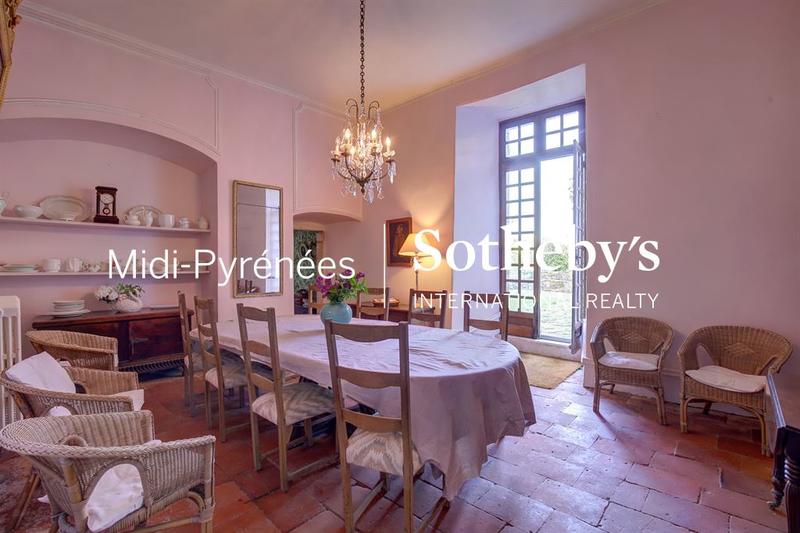 Château - 470 m² - 12 pièces