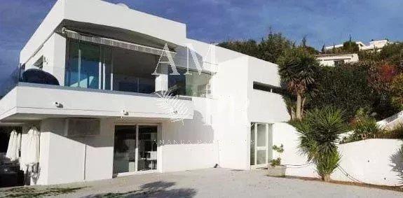 Maison - 262 m² - 7 pièces