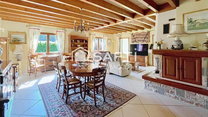 Maison - 238 m² - 7 pièces