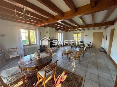 Maison - 212 m² - 8 pièces