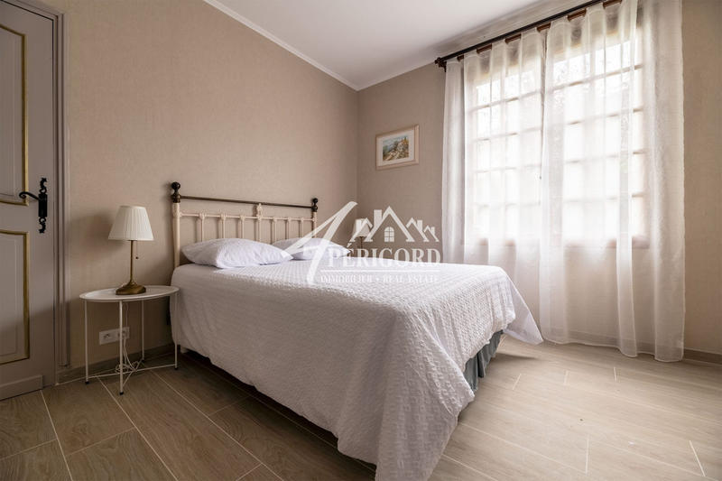 Maison traditionnelle - 227 m² - 10 pièces