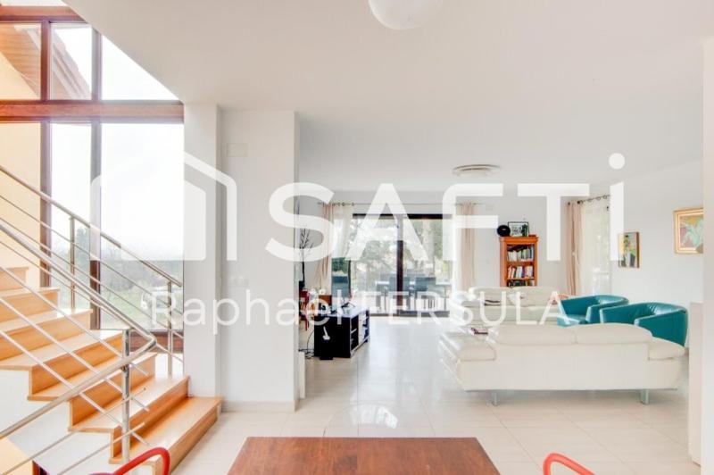 Maison - 230 m² - 6 pièces