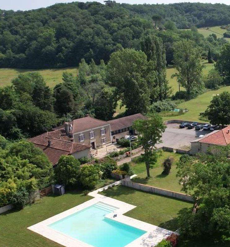 Maison - 422 m² - 12 pièces