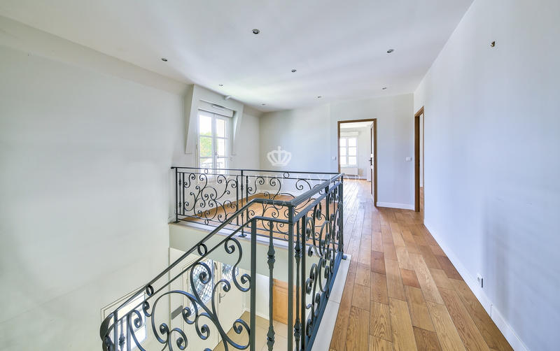 Maison - 318 m² - 10 pièces