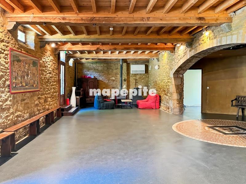 Maison - 1 275 m² - 19 pièces