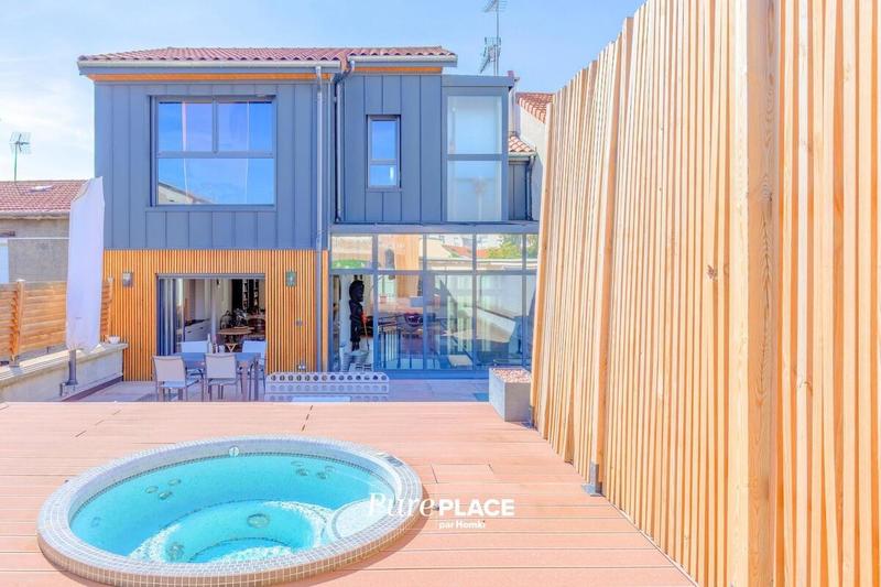 Maison - 250 m² - 7 pièces