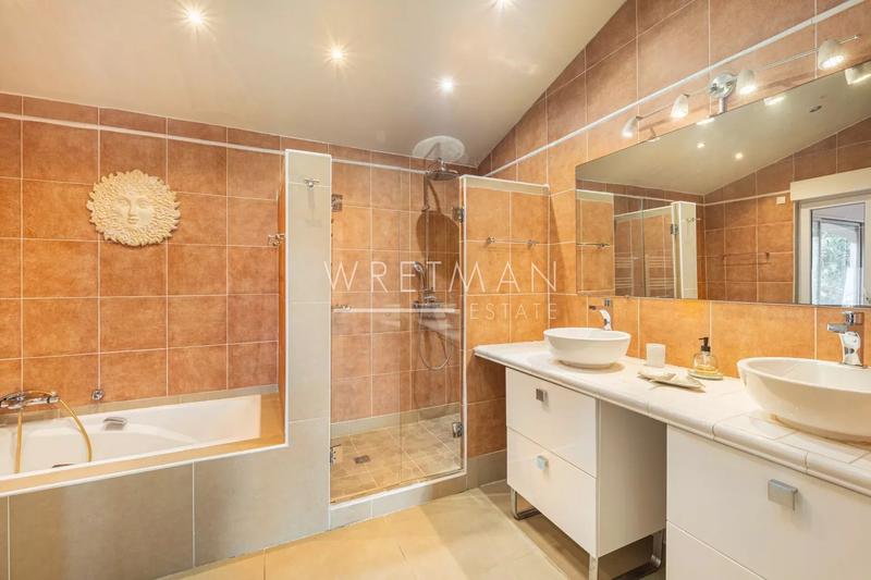 Villa - 318 m² - 13 pièces