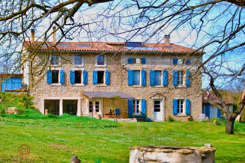 Propriété - 251 m² - 6 pièces