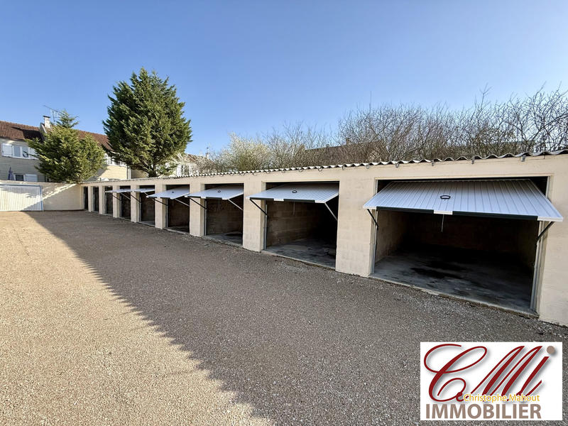 Parking / Garage - 1 890 m²