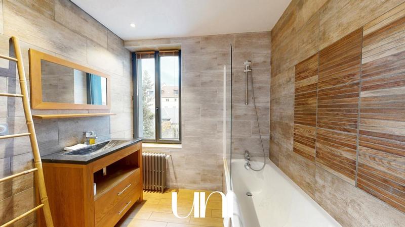 Propriété - 260 m² - 10 pièces