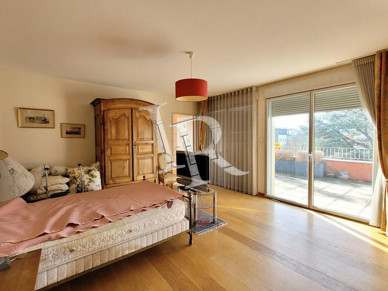 Appartement - 242 m² - 6 pièces