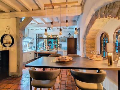 Maison - 250 m² - 6 pièces