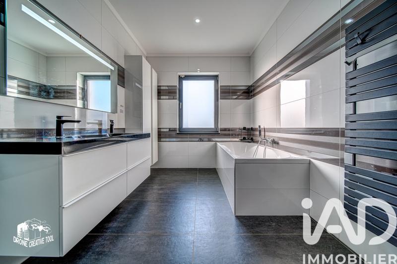 Maison - 230 m² - 6 pièces