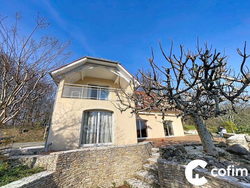 Maison - 237 m² - 10 pièces