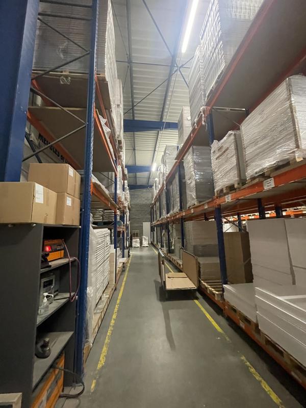 Entrepôt - 1 915 m²