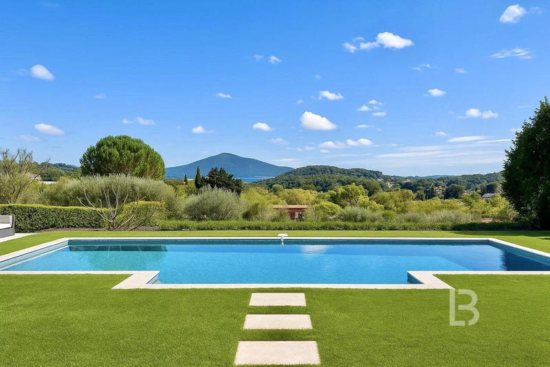 Maison - 315 m² - 8 pièces