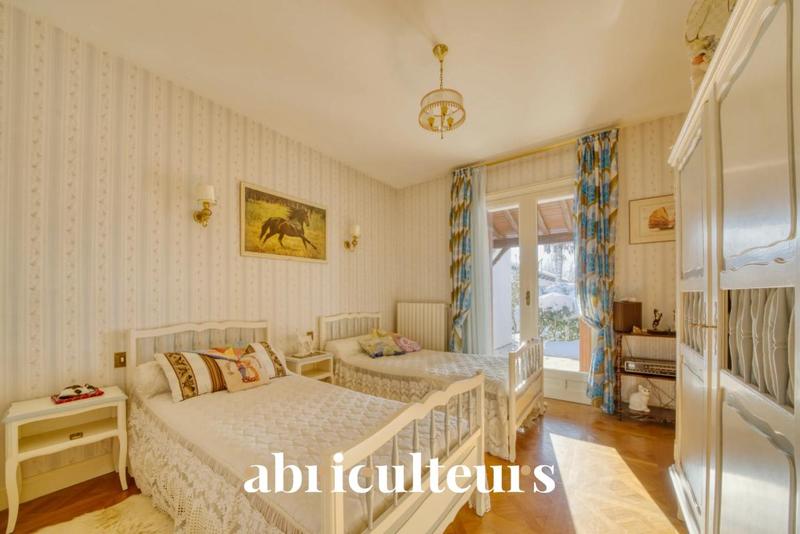 Maison ancienne - 600 m² - 11 pièces