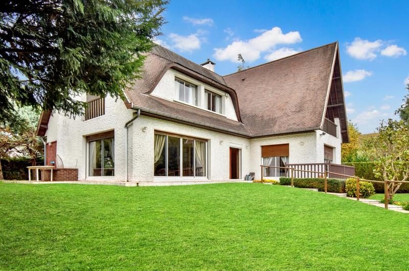 Pavillon - 235 m² - 9 pièces