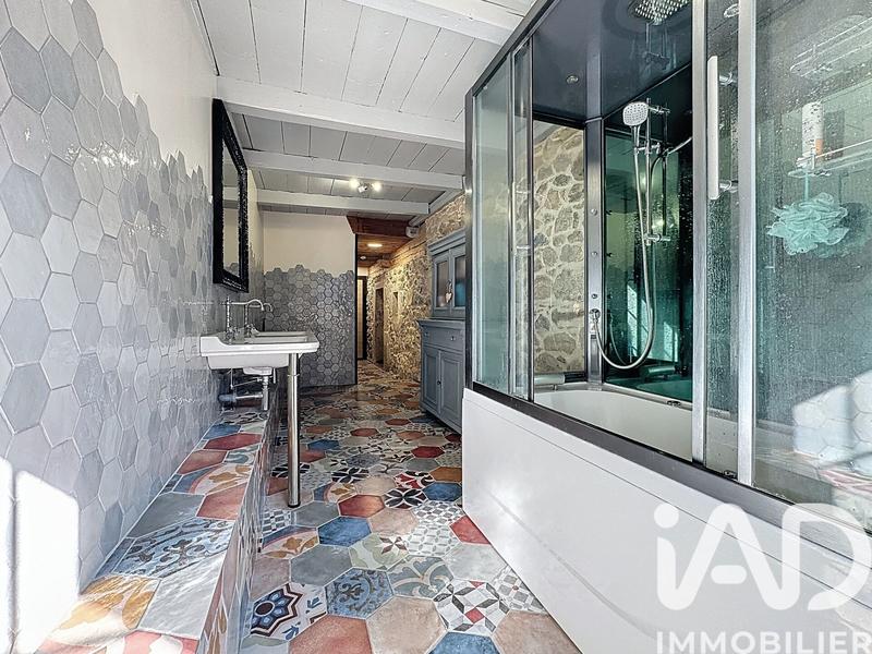 Maison - 221 m² - 7 pièces