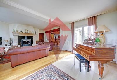 Maison - 360 m² - 10 pièces