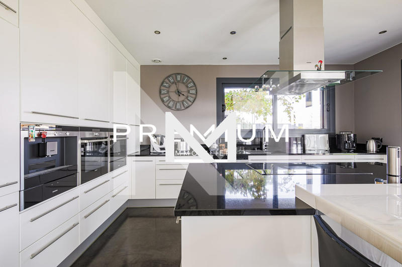 Villa - 252 m² - 6 pièces