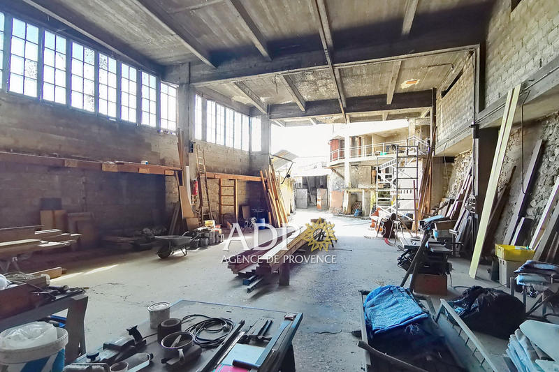 Local commercial - 921 m²