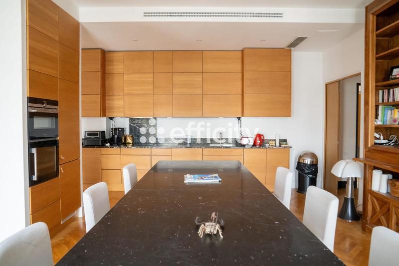 Appartement - 168 m² - 6 pièces