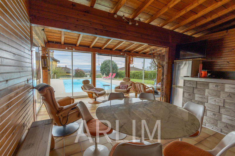 Maison - 141 m² - 9 pièces