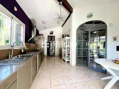 Maison - 220 m² - 7 pièces