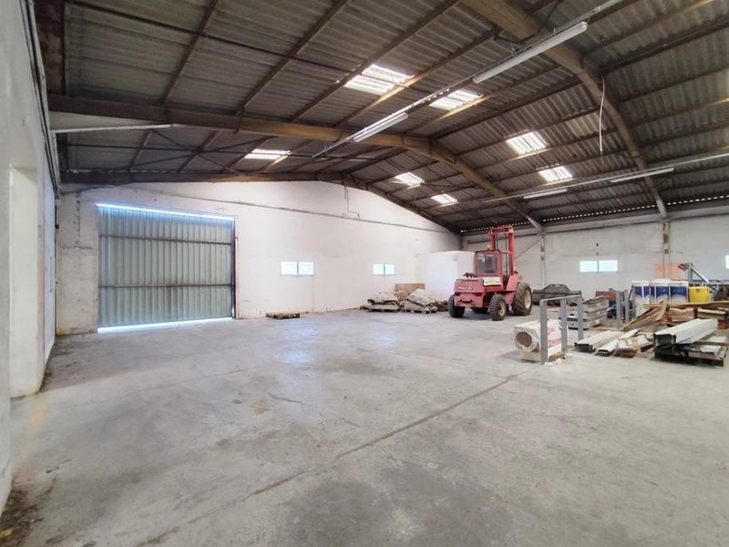 Local commercial - 4 860 m²