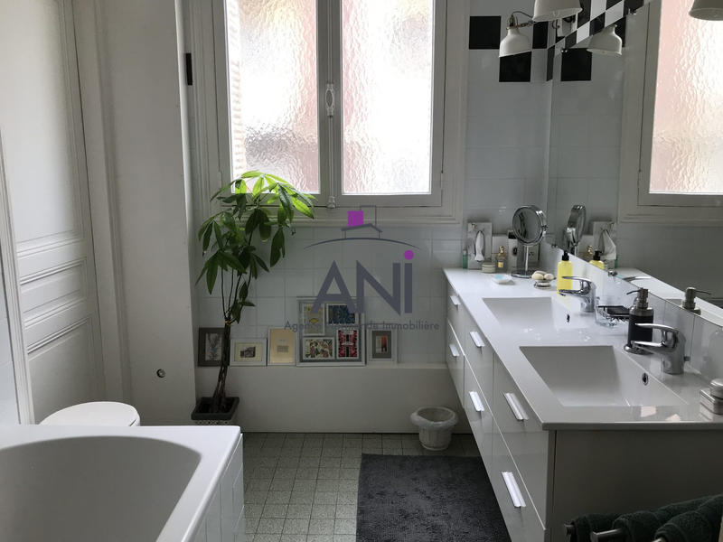 Maison - 303 m² - 12 pièces