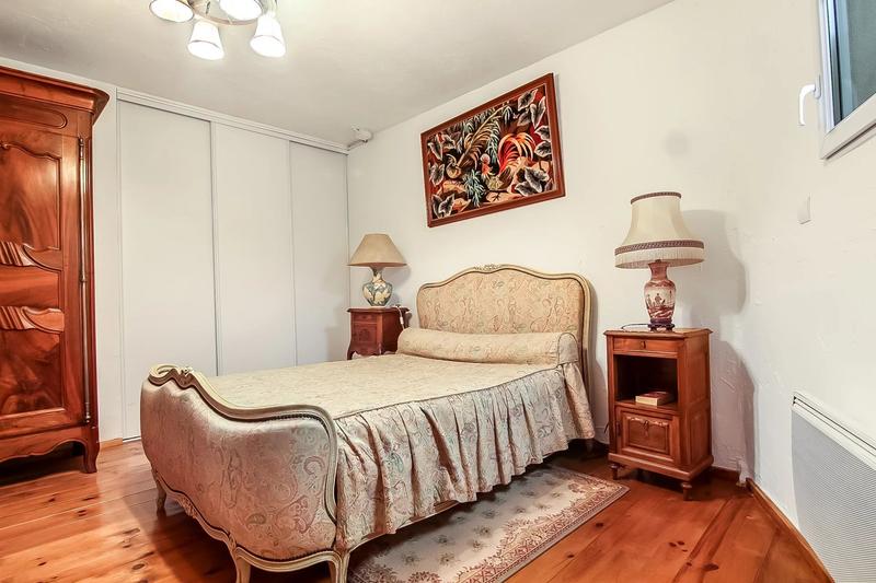 Maison - 238 m² - 9 pièces