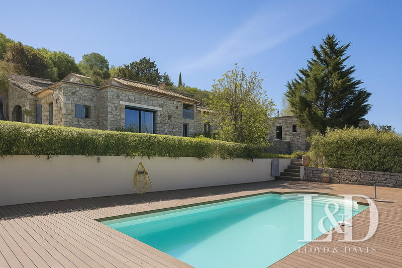 Mas - 233 m² - 8 pièces