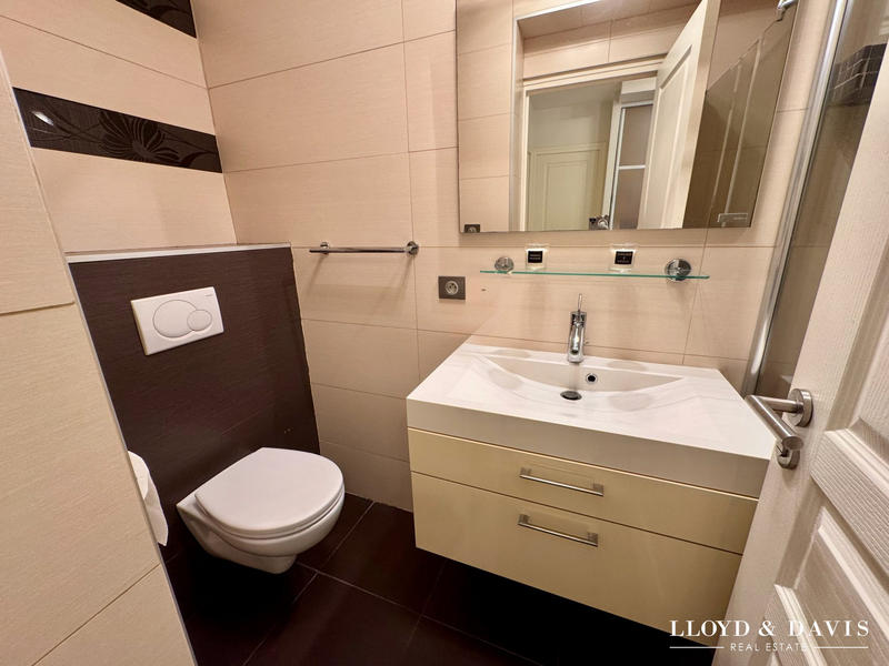 Maison - 236 m² - 7 pièces