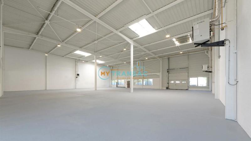 Entrepôt - 873 m²