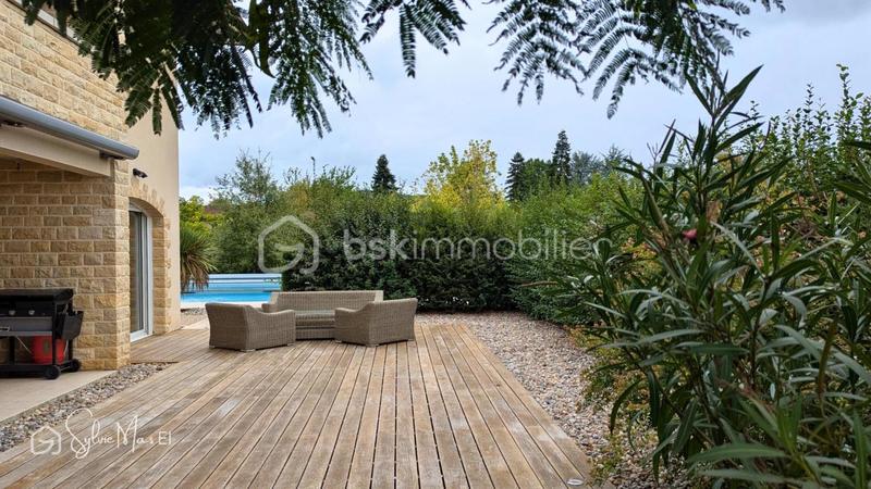 Maison - 220 m² - 8 pièces