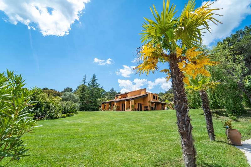 Propriété - 307 m² - 7 pièces