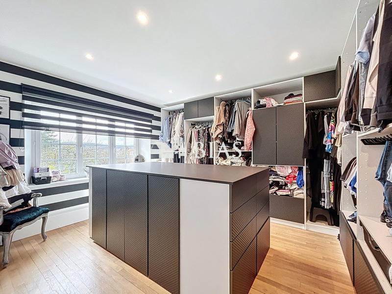 Maison - 350 m² - 12 pièces