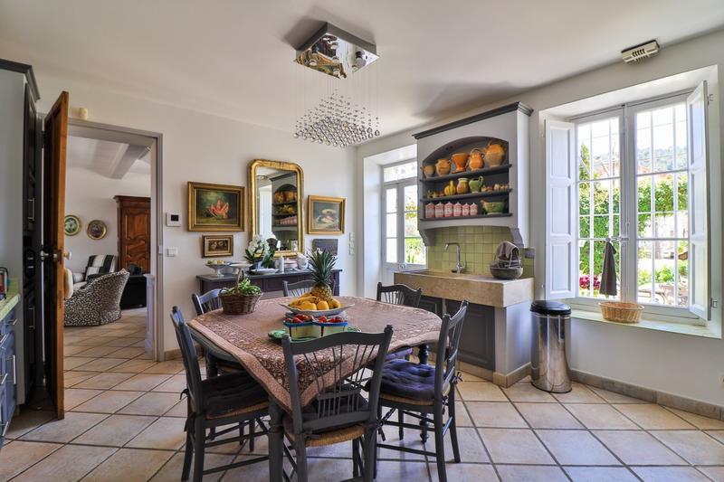 Maison - 281 m² - 11 pièces