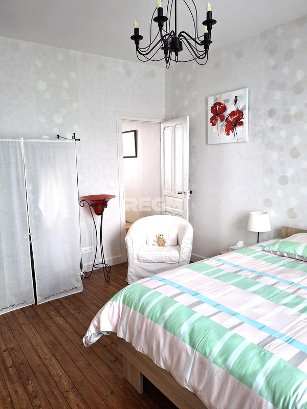 Maison - 230 m² - 9 pièces