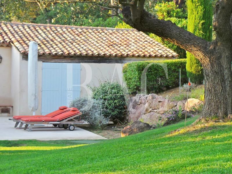 Propriété - 900 m² - 18 pièces