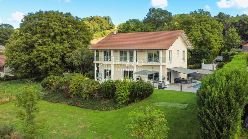 Maison - 228 m² - 8 pièces